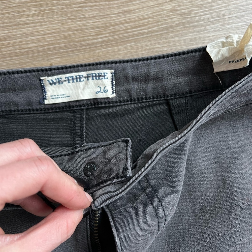 NWOT $78 FREE PEOPLE HIGH RISE DARK WASH JUST FLOAT ON FLARE JEANS Size 26 Black - Picture 5 of 5